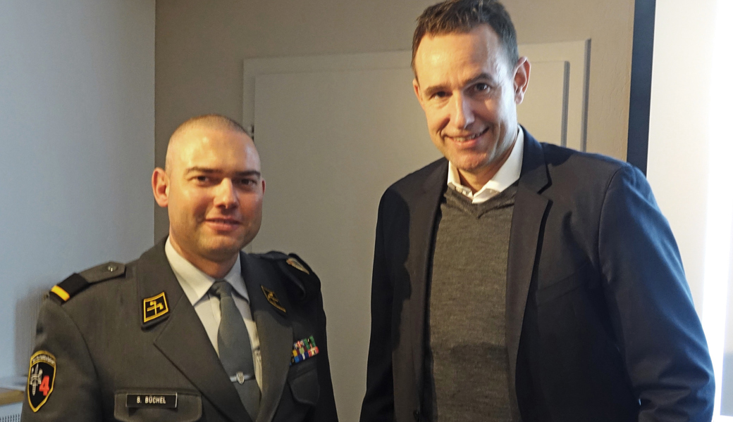 Swen Büchel, Präsident der Offiziersgesellschaft Werdenberg, (links) konnte Guido Schneider als Referent vorstellen.