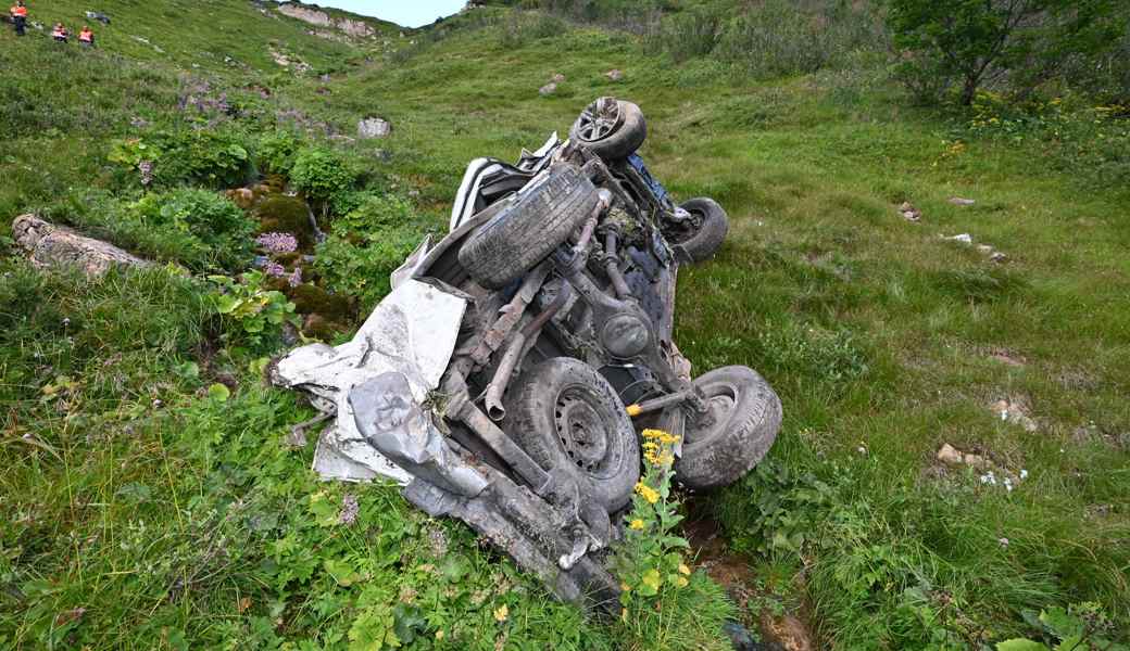 Den Abhang hinunter gestürzt und mehrmals überschlagen. Zwei der vier Insassen überleben den Unfall nicht.