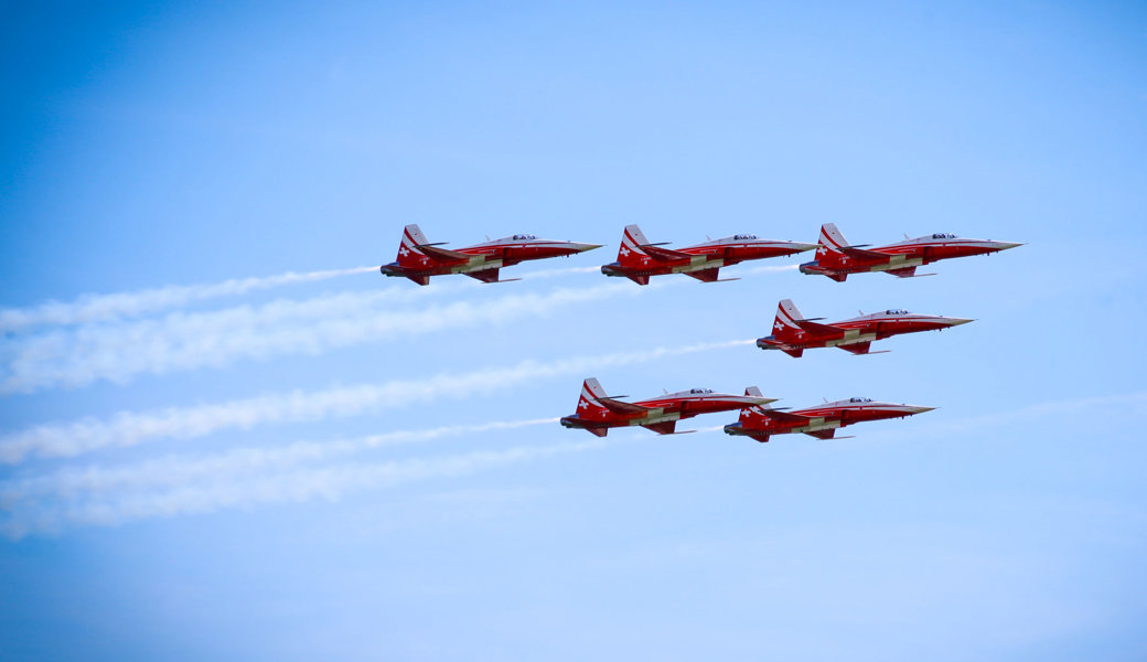Die Patrouille Suisse setzt am ersten Tag des Jubiläumsfests den fliegerischen Höhepunkt.