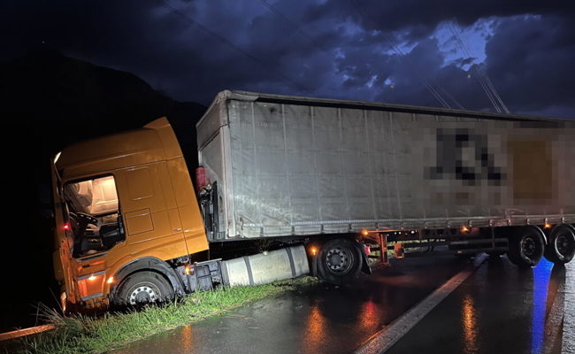 Verkehrsbehinderungen auf der A13, weil Sattelschlepper gegen Leitplanke prallte