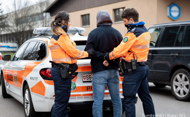 Versuchte Tötung in Buchs: Auto erfasst Mann vor Tankstellenshop – zwei Tatverdächtige festgenommen