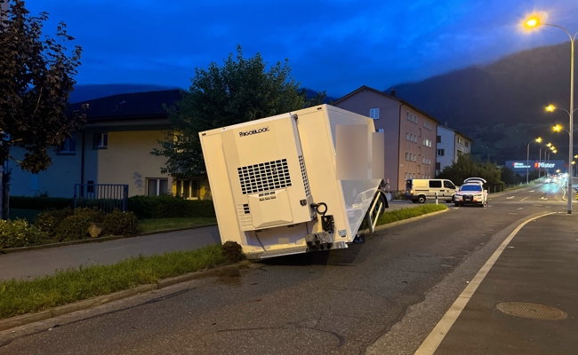 Verkehrsstörung: Sattelschlepper verliert Auflieger