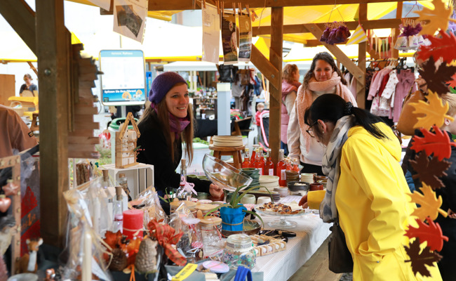 Bunter Wartauer Herbstmarkt mit Produktevielfalt