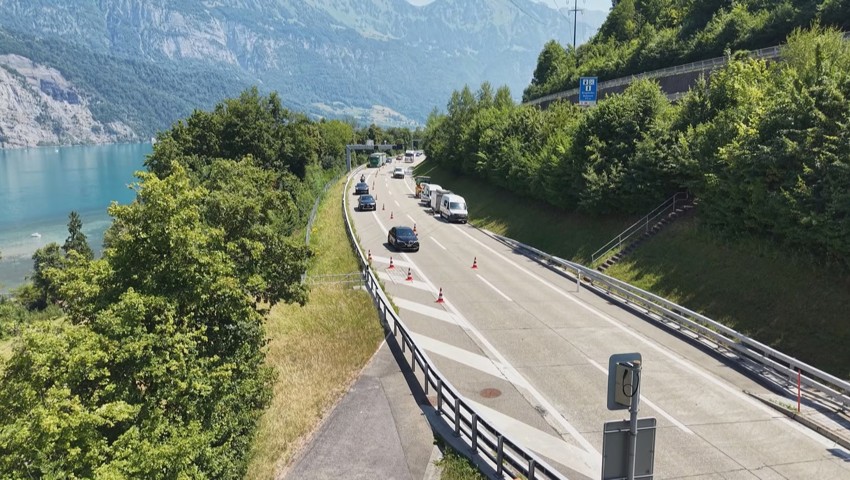 Der Verkehr wurde über den Pannenstreifen an der Baustelle vorbeigeführt. 