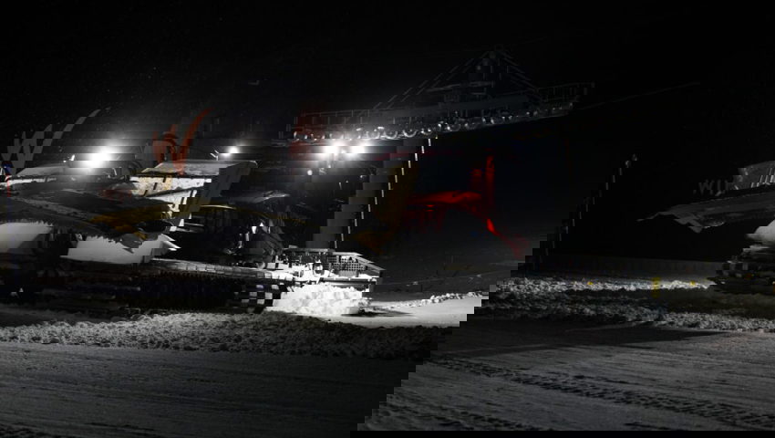  Mehrmals musste der 29-Jährige den Schnee vom Pistenrand holen. 