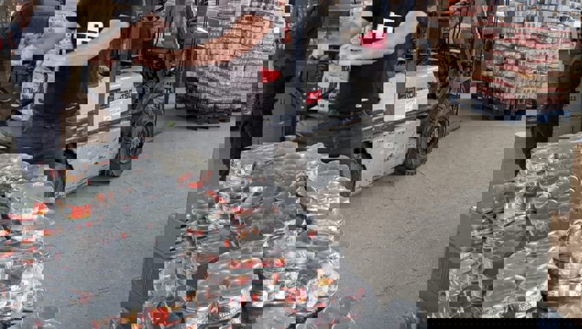  Umladen von Lebensmitteln aus Rumänien für den Transport in den Raum Odessa. 