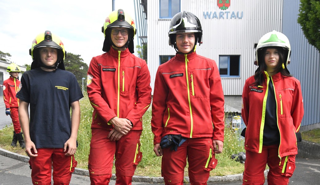 Sie treten nun ins grosse Feuerwehrkorps ein, von links Fabio Willi und Lars Dieffenbacher (Grabs), Joel Ruppanner (Gams), Mia Matter (Feuerwehr Werdenberg Süd).