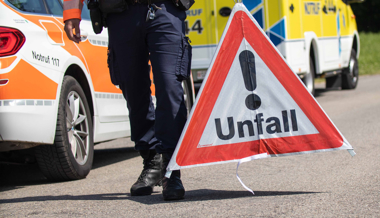 Von Plattform gestürzt: 57-jähriger Mann bei Arbeitsunfall lebensbedrohlich verletzt