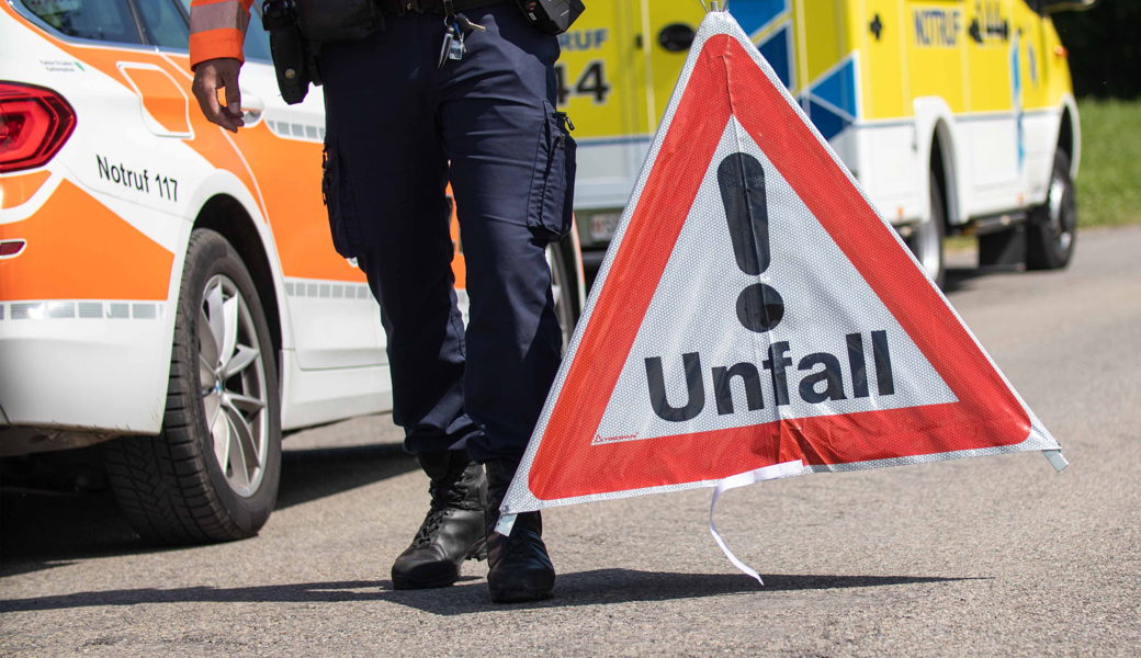 Von Plattform gestürzt: 57-jähriger Mann bei Arbeitsunfall lebensbedrohlich verletzt
