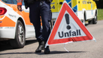 Von Plattform gestürzt: 57-jähriger Mann bei Arbeitsunfall lebensbedrohlich verletzt