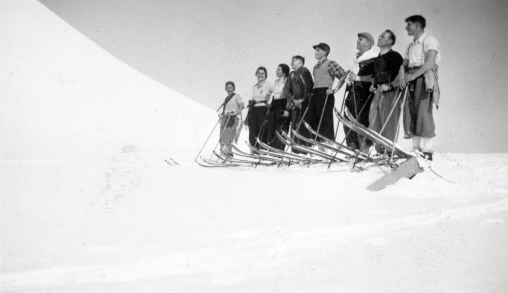  Mitglieder des Skiclubs Buchs auf dem verschneiten Glannahüttli an Ostern 1937.