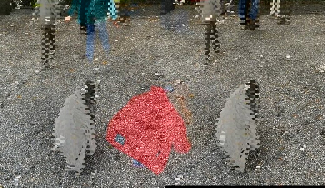  Mit Kerzen wurde ein Friedens-Zeichen auf dem Rathauspärkli erstellt. 