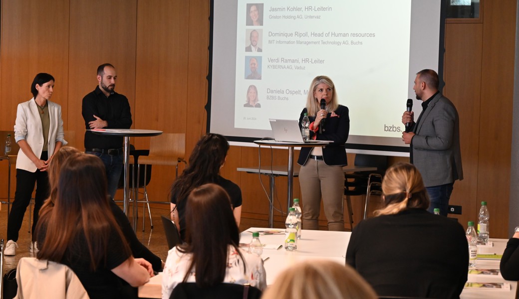 Referent und Podiumsteilnehmende, von links: Jasmin Kohler, Dominique Ripoll, Daniela Ospelt und Verdi Ramani.