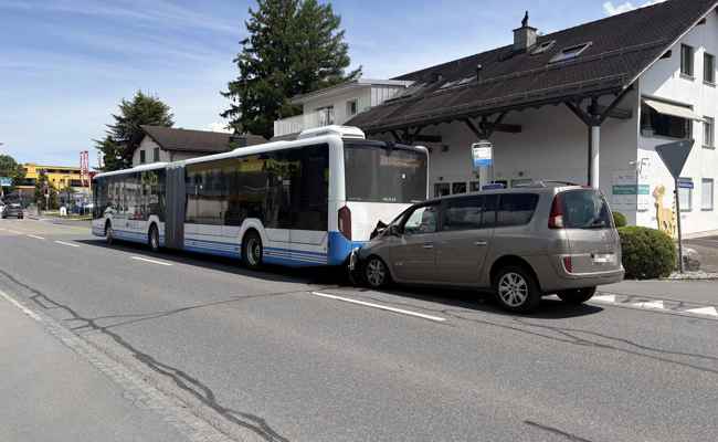Betrunkener Autofahrer rammt Linienbus – Führerschein weg