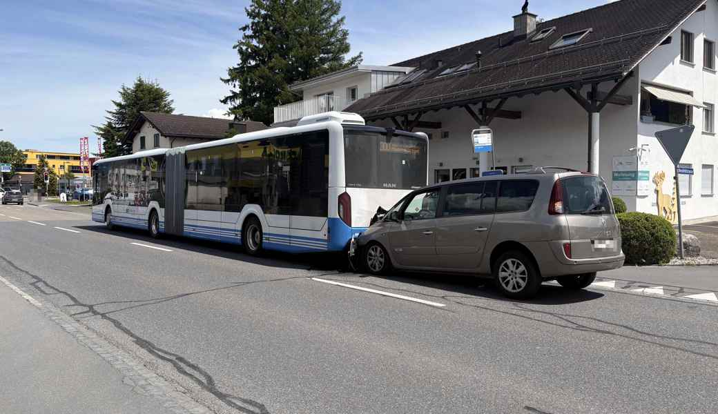 Betrunkener Autofahrer rammt Linienbus – Führerschein weg