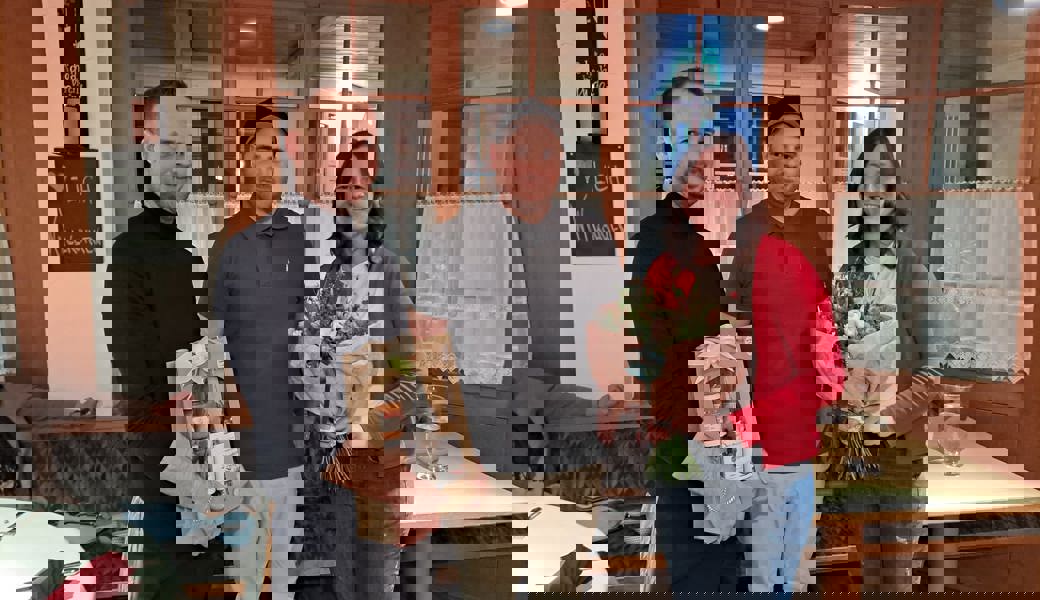 Präsident Emanuel Meier (Mitte) mit den zurückgetretenen Vorstandsmitgliedern Samuel Meier und Miranda Zwyssig.