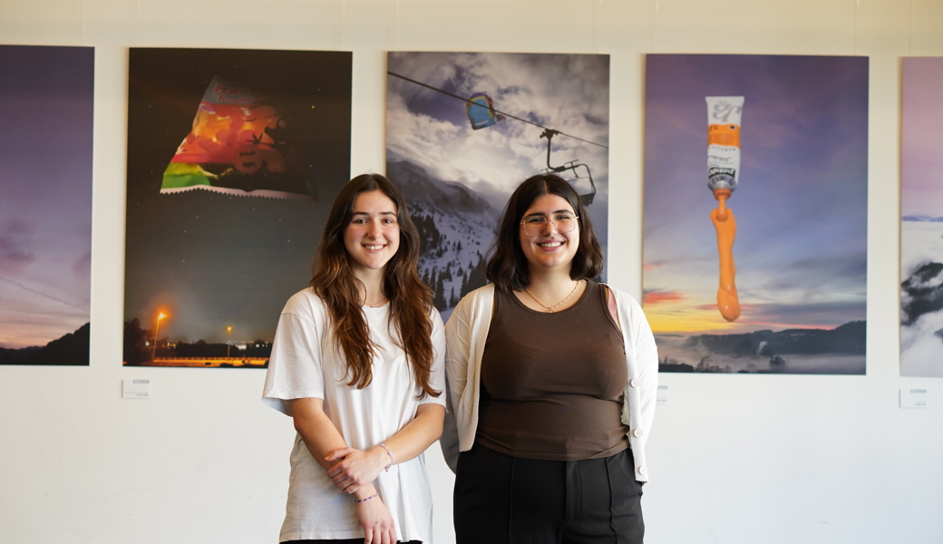 Hanna Koller aus Grabs (links) und Elena Signer aus Buchs werden an der Vernissage ihre Fotomontagen (Bild mit Nachthimmel von Koller, Acrylfarbe von Signer) kurz vorstellen.