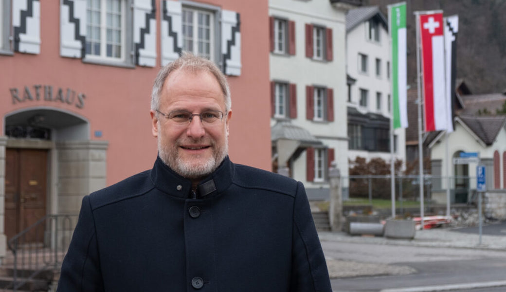  Eduard Neuhaus blickt zuversichtlich in das neue Jahr, sein zweites als Gemeindepräsident. Bilder: Heini Schwendener