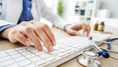 Üble Nachrede: Arzt entgeht Urteil mit Einigung