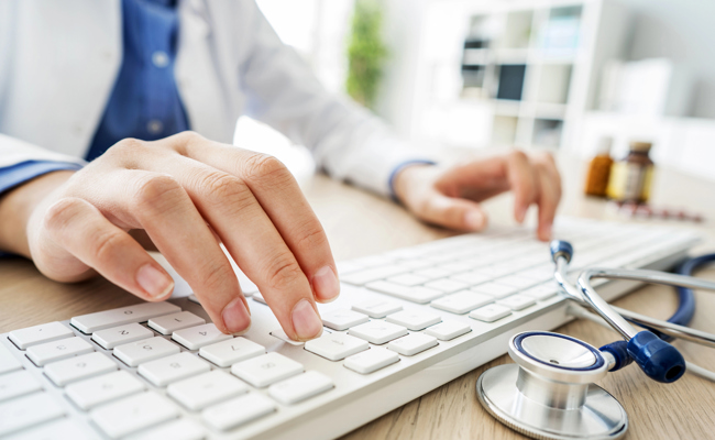 Üble Nachrede: Arzt entgeht Urteil mit Einigung