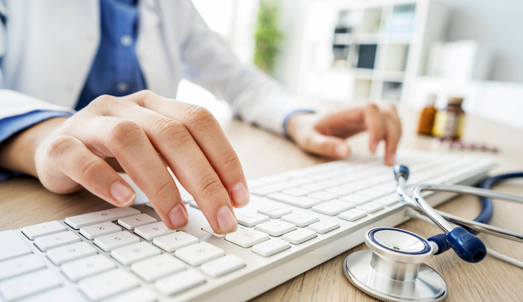 Der Arzt verpflichtet sich, auf seiner Praxiswebseite für dreissig Tage einen Text aufzuschalten, in dem er um Entschuldigung bittet.