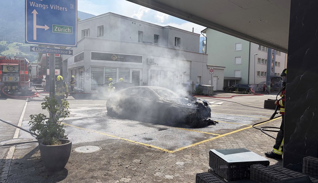 Die Feuerwehr konnte das Feuer löschen und ein Übergreifen auf die Gebäude um den Parkplatz verhindern.