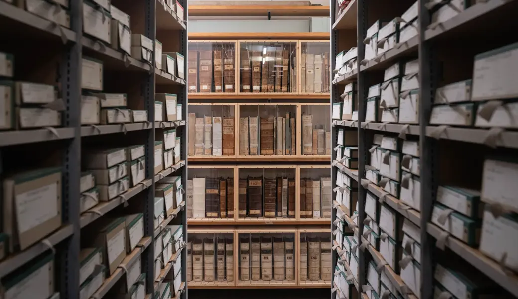 Der Bestand des Klosterarchivs umfasst sowohl Buchbände und Akten als auch Urkunden, Karten und Pläne.