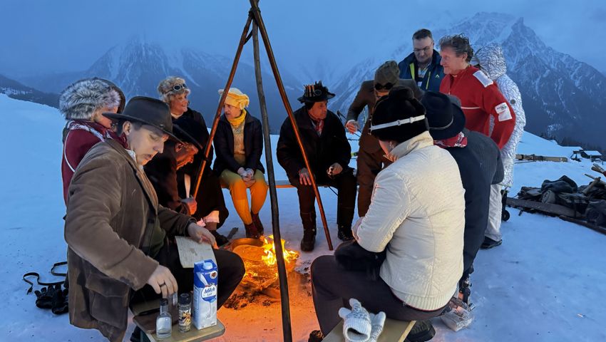 Am Lagerfeuer mit Mitgliedern des Fassdauben-Clubs Bichwil.