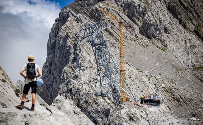 Gewitter und Wind auf 43 Metern Höhe: Die neue Seilbahnstütze ist fast fertig