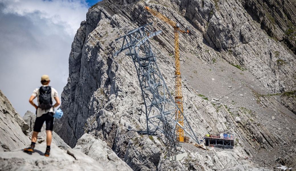 Gewitter und Wind auf 43 Metern Höhe: Die neue Seilbahnstütze ist fast fertig