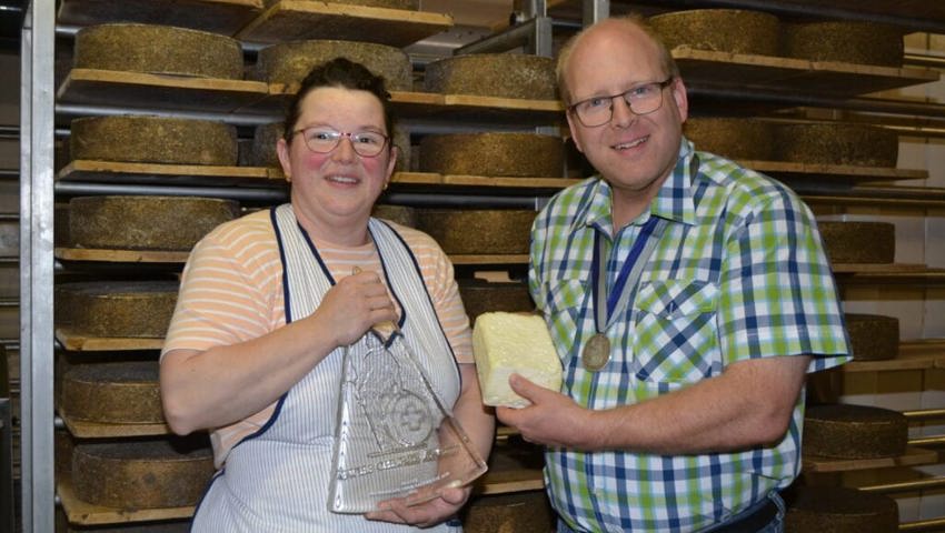 23. September: Marianne und Thomas Stadelmann aus Unterwasser gewinnen mit ihrem Werdenberger Sauerkäse AOP den Schweizer Meistertitel an den «Swiss Cheese Awards». 23. September: Marianne und Thomas Stadelmann aus Unterwasser gewinnen mit ihrem Werdenberger Sauerkäse AOP den Schweizer Meistertitel an den «Swiss Cheese Awards».
