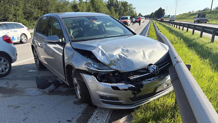 An allen vier Fahrzeugen entstand beträchtlicher Sachschaden.