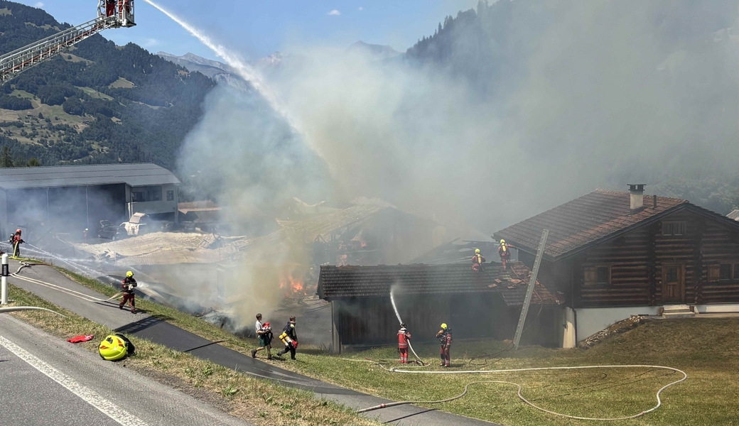 Grossbrand zerstört Unterstände und Fahrzeuge