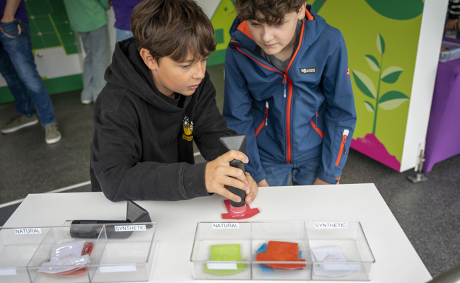 Was steckt in einem T-Shirt? Wie Merck Schülern Wissenschaft näherbringt