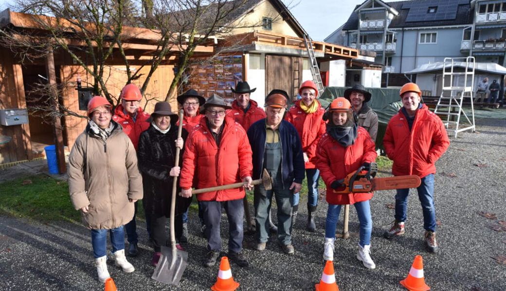  Zum Spatenstich für den Umbau des Campingplatz-Mehrzweckgebäudes versammelten sich am Mittwoch der Vorstand des Verkehrsvereins Buchs, die Platzwarte und ein Stadtratsmitglied. Bilder: Heini Schwendener