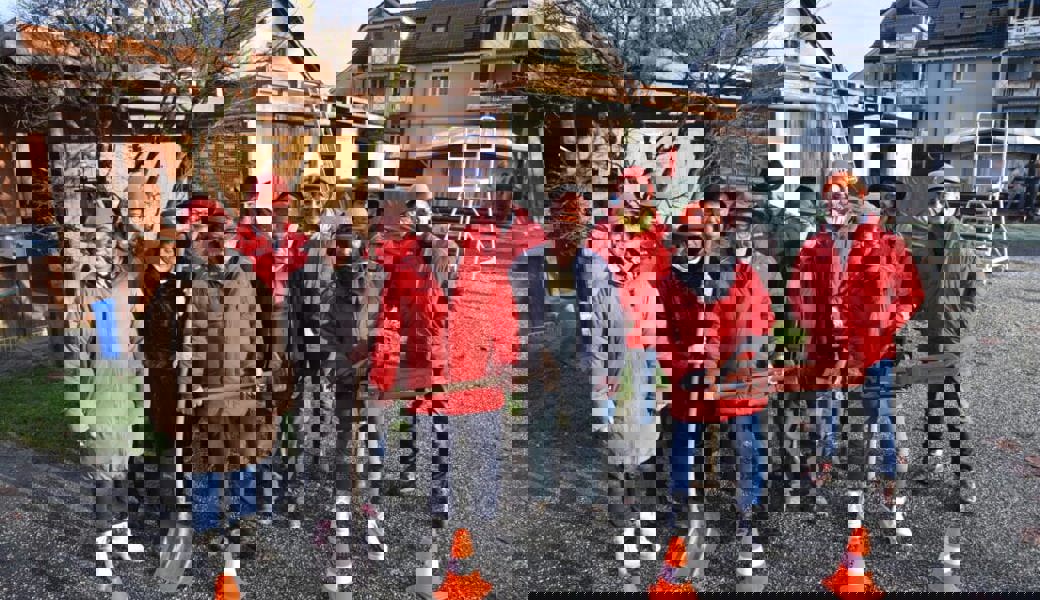  Zum Spatenstich für den Umbau des Campingplatz-Mehrzweckgebäudes versammelten sich am Mittwoch der Vorstand des Verkehrsvereins Buchs, die Platzwarte und ein Stadtratsmitglied. Bilder: Heini Schwendener