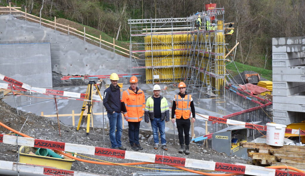  Führung durch die Grossbaustelle Tobeläckerli (von links): Jürg Göldi (Leiter Infrastruktur EWB), Matthias Ensinger (F. Preisig AG), Marcus Tuor (Bauführer Lazzarini AG, Buchs) und Philipp Grüninger (F. Preisig AG, Buchs). Bilder: Heini Schwendener