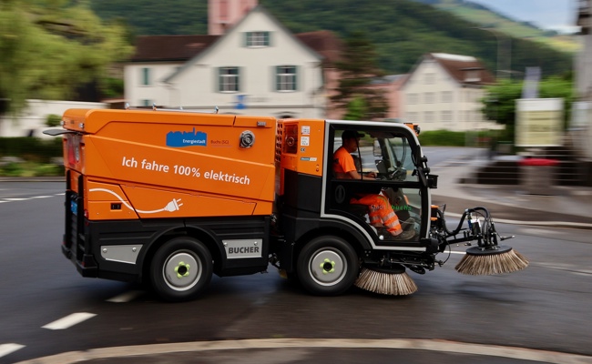 «Nachhaltig und umweltbewusst»: In der Stadt Buchs wischt nun eine E-Kehrmaschine