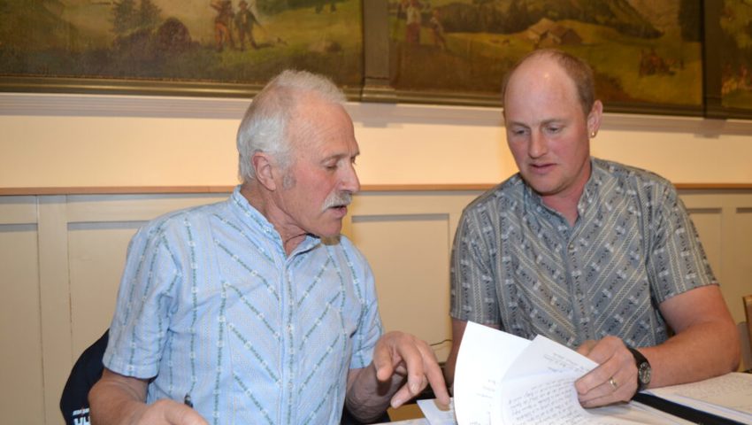  Letzte Absprachen vor Versammlungsbeginn zwischen Aktuar Paul Götte Wildhaus (links), und Präsident Thomas Bohl, Stein.