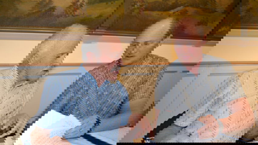  Letzte Absprachen vor Versammlungsbeginn zwischen Aktuar Paul Götte Wildhaus (links), und Präsident Thomas Bohl, Stein.