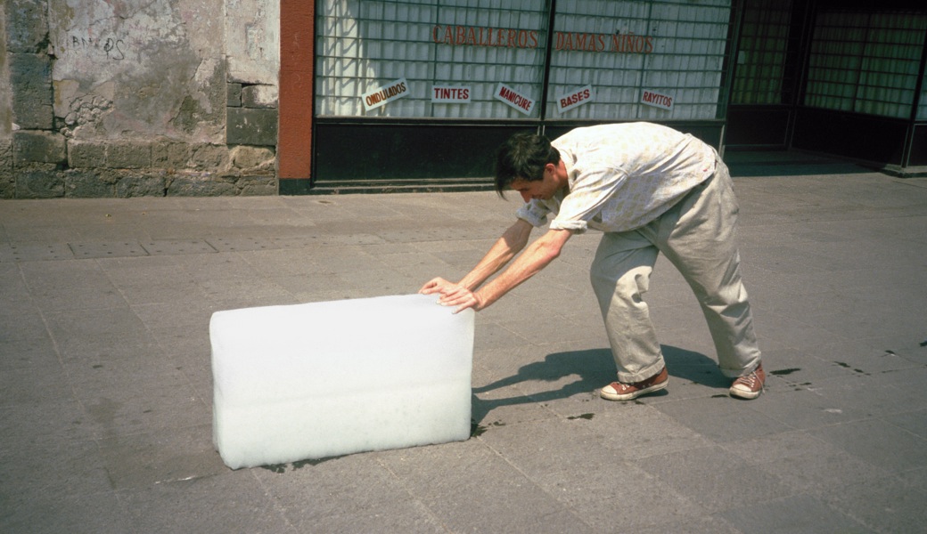 Der belgische Künstler Francis Alÿs schob in seiner Aktion «Paradox of Praxis 1» einen Eisblock durch Mexiko-Stadt.