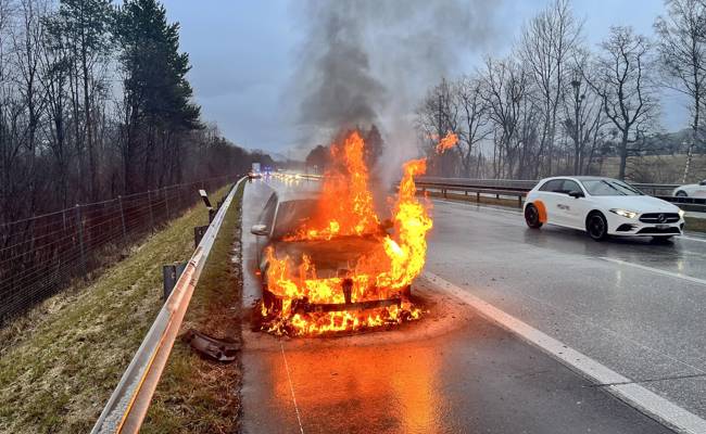 Fahrzeug fängt auf Autobahn Feuer