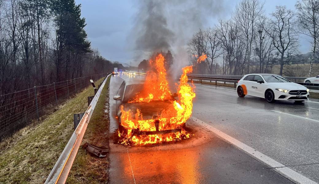 Grosser Sachschaden: Auto brennt auf der A14.