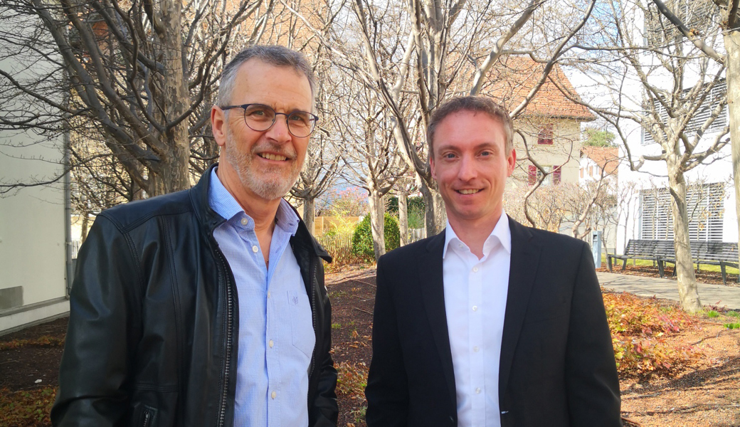 Mario Calonder (links) übergibt das Präsidentenamt beim Tennisclub Wartau an René Trittibach.