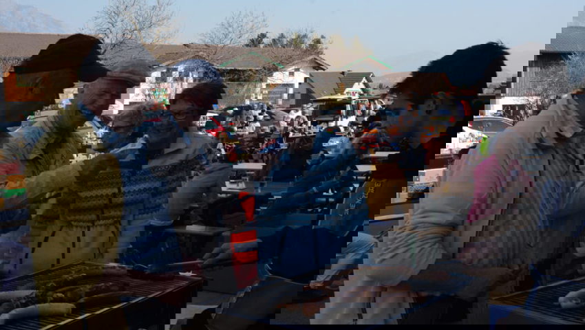  Die Grillwurst als Lohn für den geleisteten Freiwiiligen-Einsatz für ein sauberes Dorf schmeckte gut. 