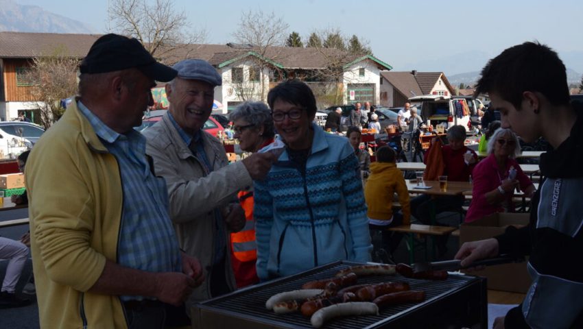  Die Grillwurst als Lohn für den geleisteten Freiwiiligen-Einsatz für ein sauberes Dorf schmeckte gut. 