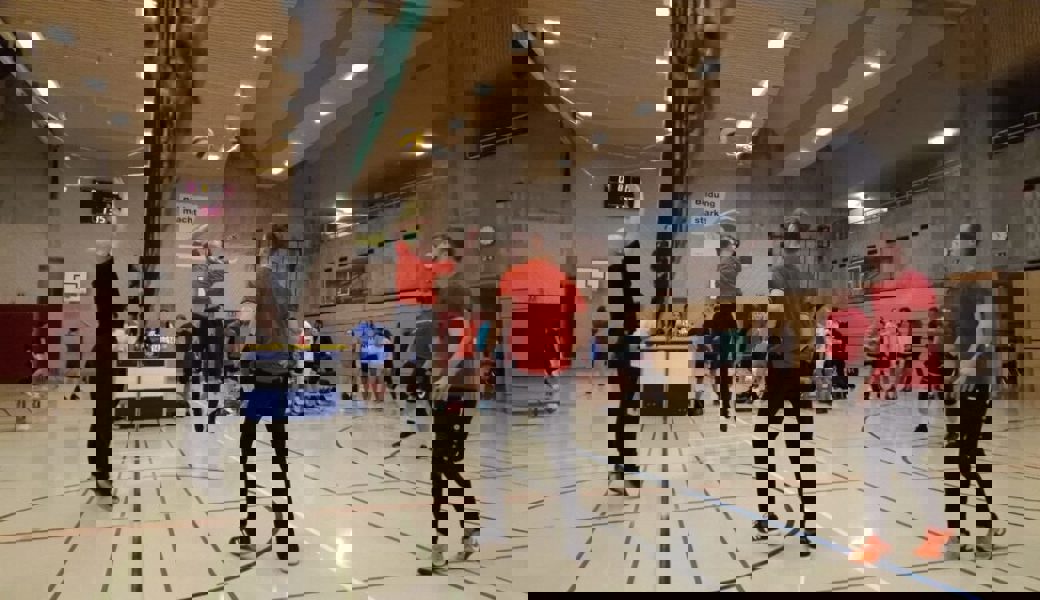  Motiviert am Werk: Volleyballnacht am BZBS. Bilder: PD