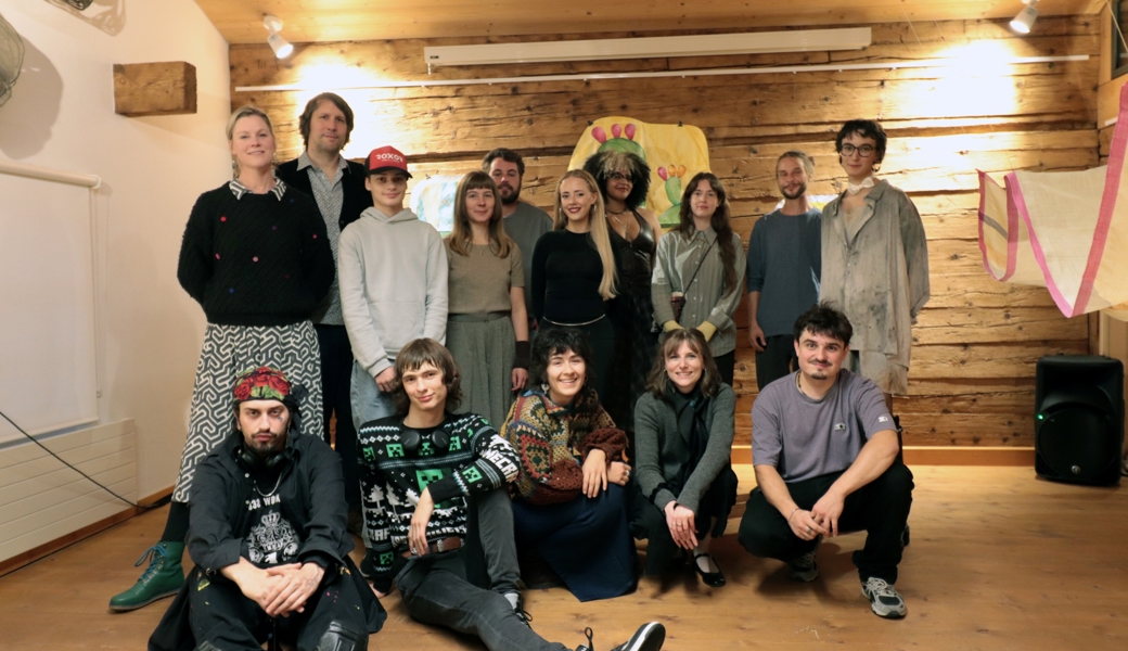 Die Kunstschaffenden mit den beiden Initiantinnen Jasmine Noemi Jetzer und Valeria Carrabs (vorne, Mitte).