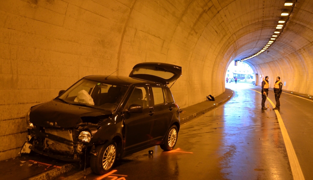 Totalschaden: Eine Lenkerin ist mit ihrem Fahrzeug in einem Tunnel bei Davos verunfallt.