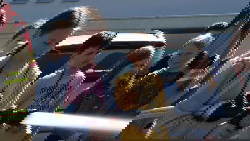  Beim Löschen durften die Kinder selber Hand anlegen. 